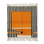 Tapis berbère Azilal orange à motifs géométriques noirs et blancs fait main en laine naturelle