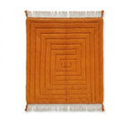 Tapis berbère orange terracotta en laine à relief géométrique et franges blanches