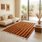 Tapis berbère à rayures orange et marron dans un salon lumineux, style bohème chic et ambiance chaleureuse