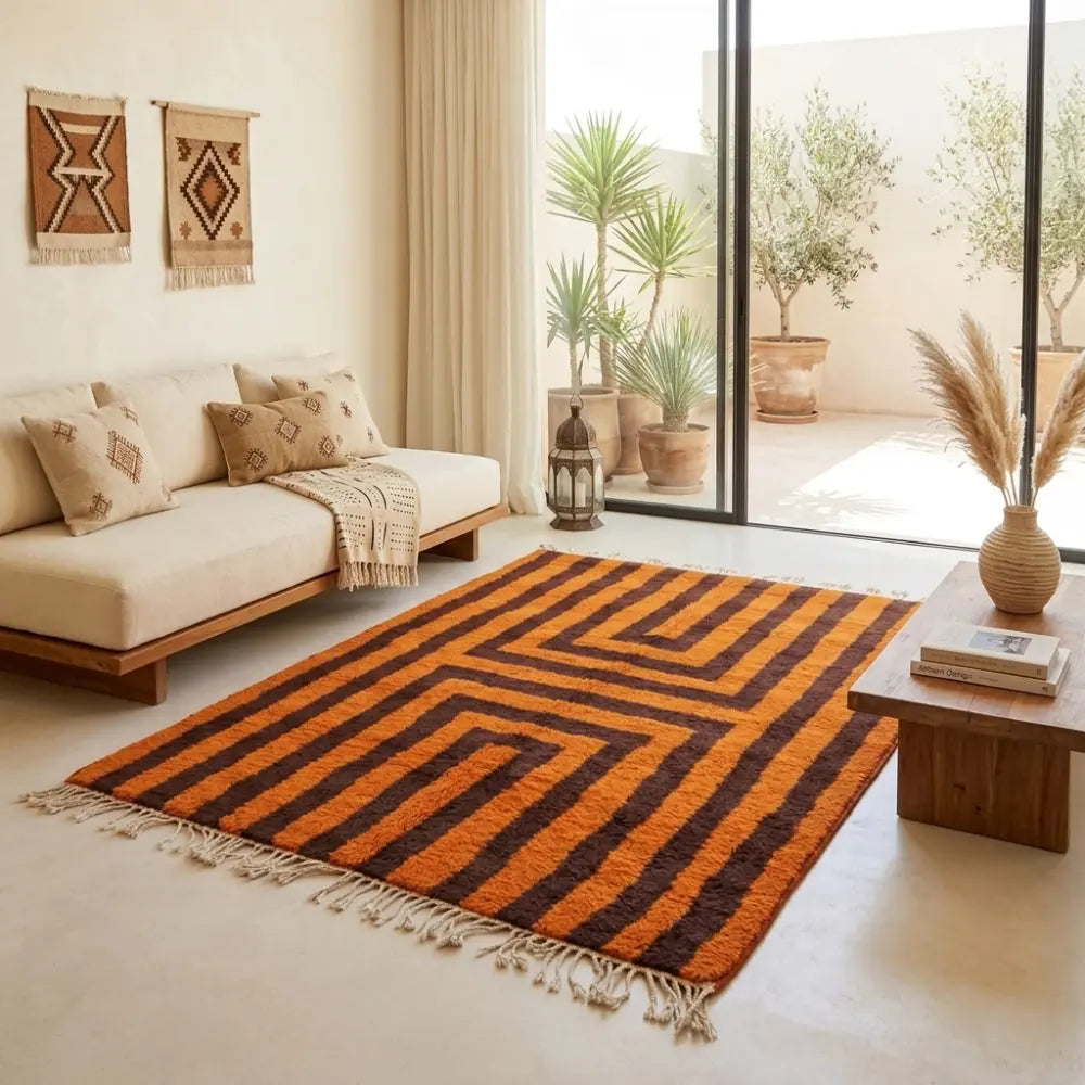 Tapis berbère à rayures orange et marron dans un salon lumineux, style bohème chic et ambiance chaleureuse