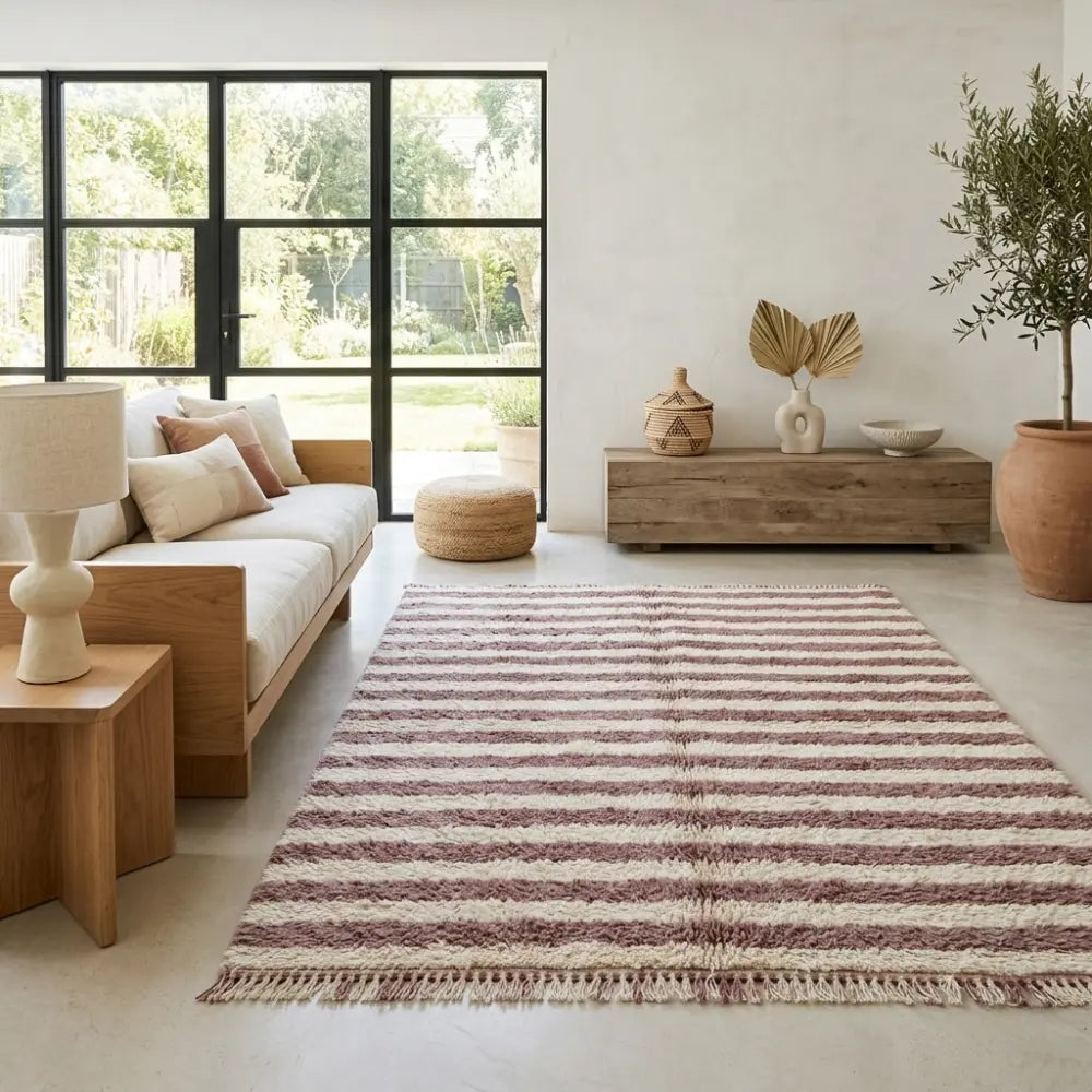 Tapis berbère à rayures rose et beige dans un salon moderne, style bohème chic, idéal pour décoration chaleureuse