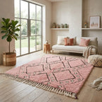 Tapis berbère rose avec motifs géométriques noirs, idéal pour sublimer un salon contemporain avec une touche naturelle et élégante