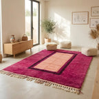 Tapis berbère rose fuchsia avec encadrement géométrique, parfait pour une décoration contemporaine élégante et chaleureuse