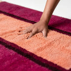 Tapis berbère en laine rose fuchsia avec centre pêche, texture épaisse et moelleuse pour un confort optimal et une déco chaleureuse
