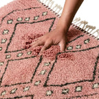 Tapis berbère rose avec motifs traditionnels, laine épaisse et moelleuse offrant un confort optimal et un style artisanal authentique