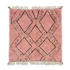 Tapis berbère rose en laine azilal avec motifs losanges noirs et blancs fait main