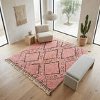 Tapis berbère rose avec motifs graphiques dans un salon lumineux, parfait pour une ambiance bohème chic et moderne