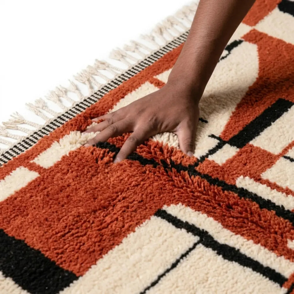 Tapis berbère rouge terracotta et crème en laine douce testé à la main texture épaisse artisanat marocain