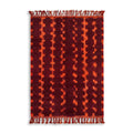 Tapis berbère rouge avec motifs géométriques vintage, design artisanal chaleureux pour salon bohème et ambiance cosy