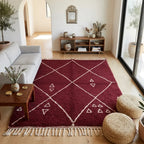 Tapis berbère rouge avec motifs blancs dans un salon lumineux, idéal pour une décoration ethnique chaleureuse et authentique