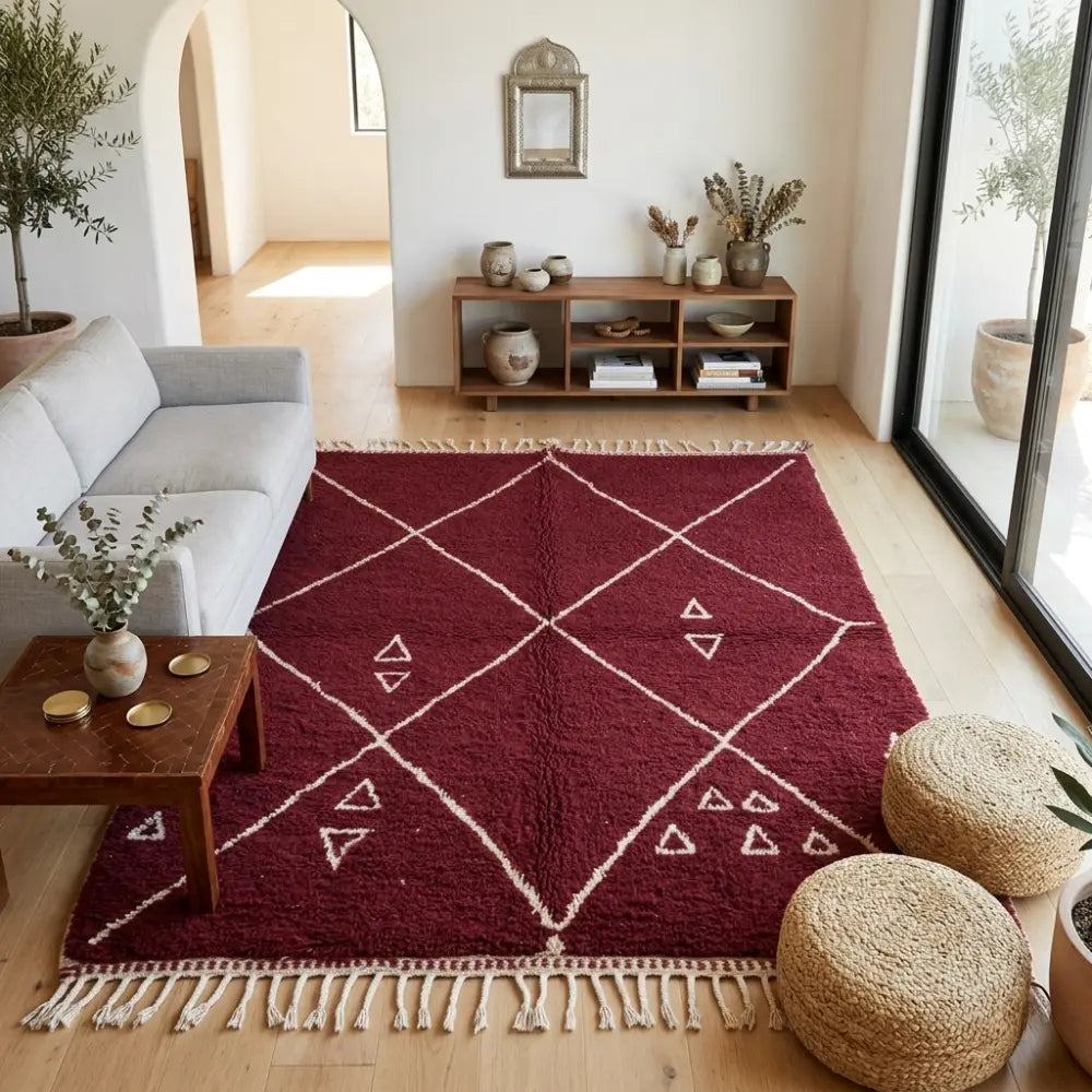 Tapis berbère rouge avec motifs blancs dans un salon lumineux, idéal pour une décoration ethnique chaleureuse et authentique