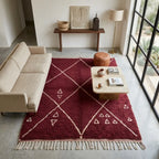 Tapis berbère rouge avec motifs blancs dans un salon moderne, parfait pour une ambiance bohème chic et élégante