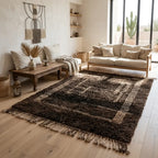 Tapis berbère marron foncé avec motifs ethniques dans un salon bohème chic, ambiance chaleureuse et naturelle