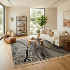 Tapis berbère noir et blanc à motifs rayures dans un salon moderne, décoration élégante et intemporelle