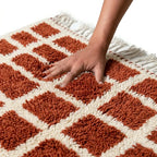 Tapis berbère terracotta à motifs carreaux testé à la main texture douce et moelleuse laine artisanale premium