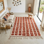 Tapis berbère terracotta à motifs géométriques carreaux dans salon moderne élégant ambiance chaleureuse