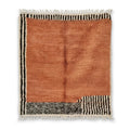 Tapis berbère Mrirt terracotta design contemporain avec rayures noires et blanches en laine naturelle