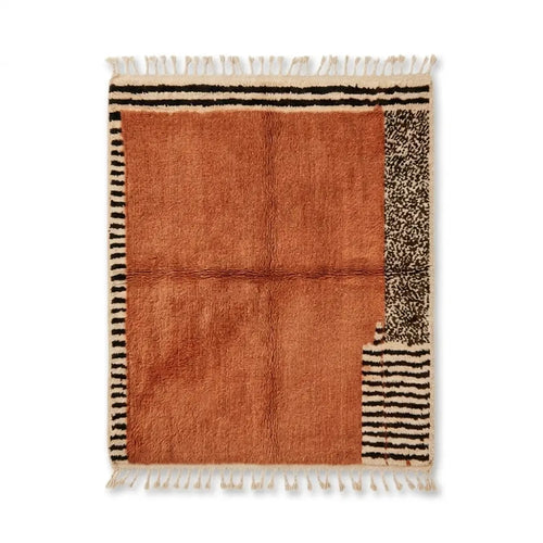 Tapis berbère Azilal en laine terracotta avec motifs géométriques noirs et blancs faits main