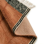 tapis berbère terracotta avec dos antidérapant et bordure contrastée, idéal pour salon sécurisé et confortable