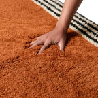 Tapis berbère terracotta en laine épaisse testé à la main texture moelleuse confort haut de gamme
