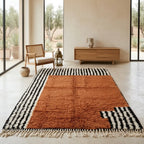 Tapis berbère terracotta avec motifs noirs et blancs dans salon moderne lumineux décoration bohème élégante