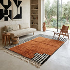 Tapis berbère terracotta avec motifs graphiques dans salon bohème naturel ambiance chaleureuse et moderne