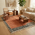 tapis berbère terracotta avec franges dans un salon lumineux au style naturel et moderne avec meubles en bois et plantes