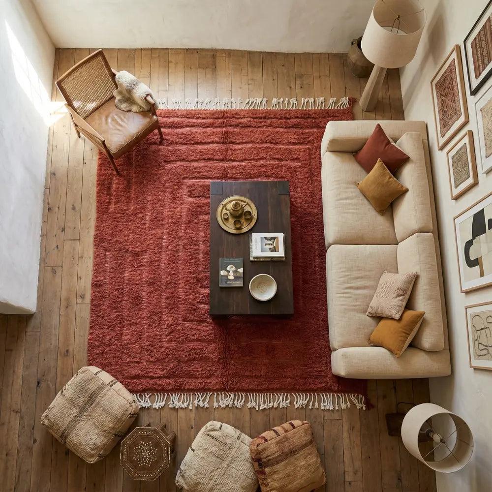 tapis berbère terracotta avec motif en relief dans un salon chaleureux vu du dessus, ambiance cosy et naturelle