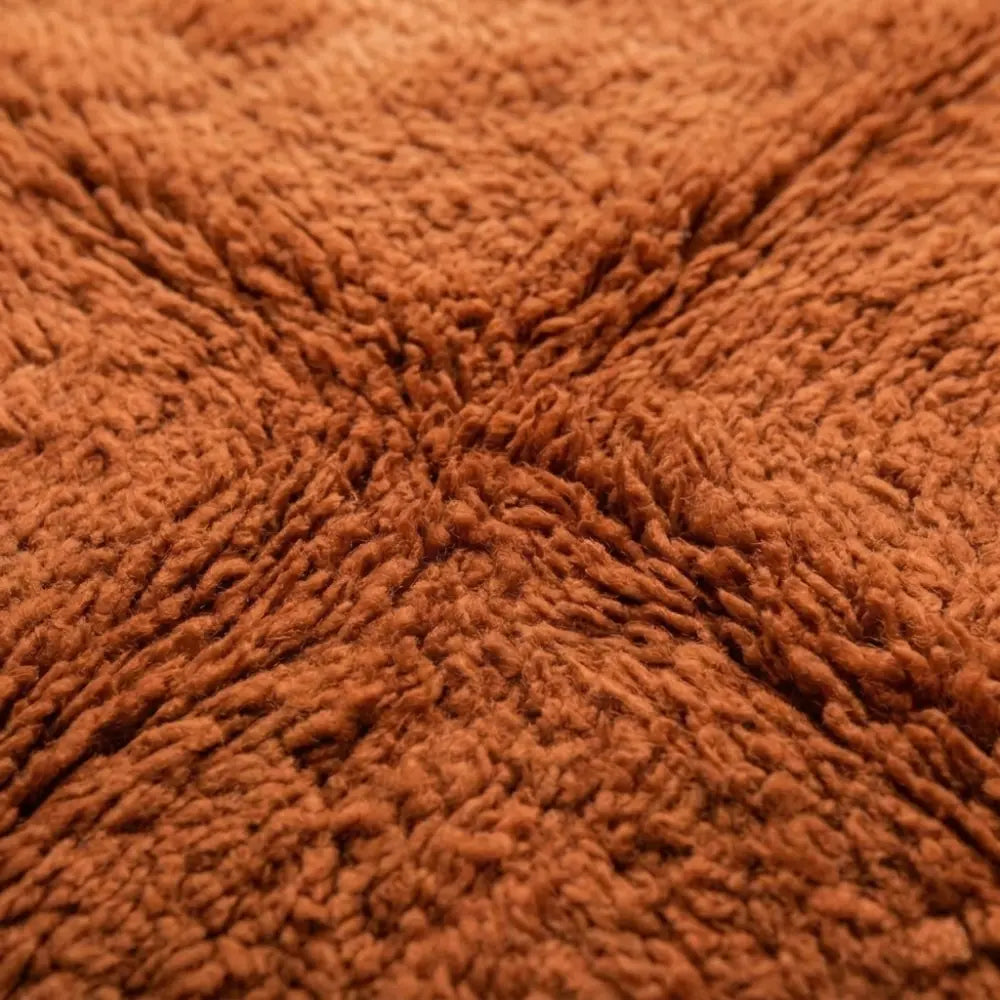 Gros plan tapis berbère terracotta en laine épaisse texture moelleuse artisanat marocain haut de gamme