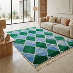 tapis berbère vert et bleu à motifs géométriques losanges, idéal pour intérieur contemporain et ambiance chaleureuse