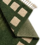 tapis berbère vert avec motifs carrés beiges et dos antidérapant, texture épaisse et finition artisanale idéale pour salon moderne