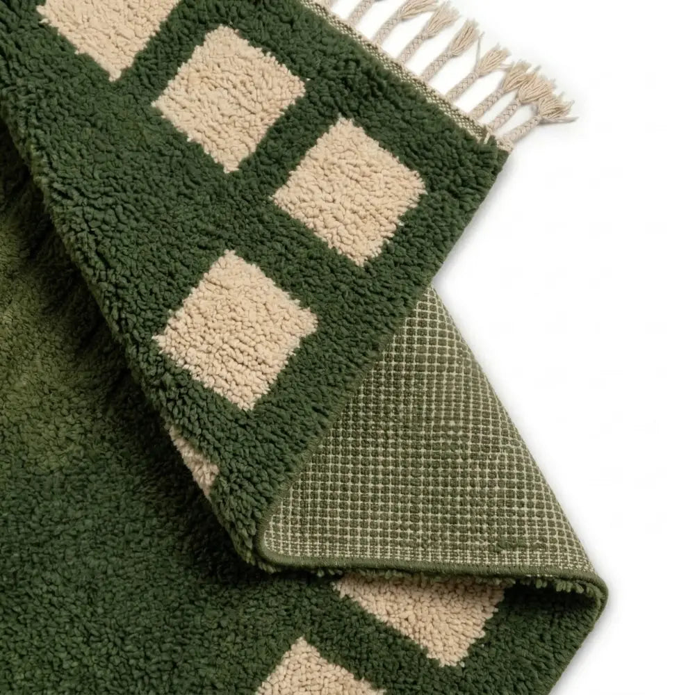 tapis berbère vert avec motifs carrés beiges et dos antidérapant, texture épaisse et finition artisanale idéale pour salon moderne