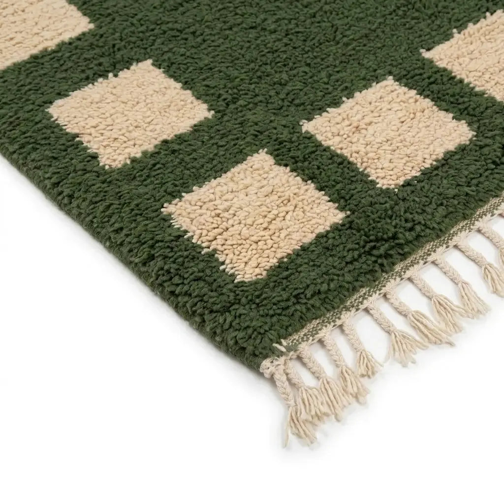 coin de tapis berbère vert avec carrés beiges et franges tressées, design artisanal idéal pour décoration moderne