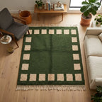 tapis berbère vert foncé avec motifs carrés beiges et franges, vue du dessus dans un salon scandinave moderne et chaleureux