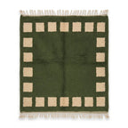 Tapis berbère vert forêt en laine naturelle avec motifs carrés beiges et franges artisanales
