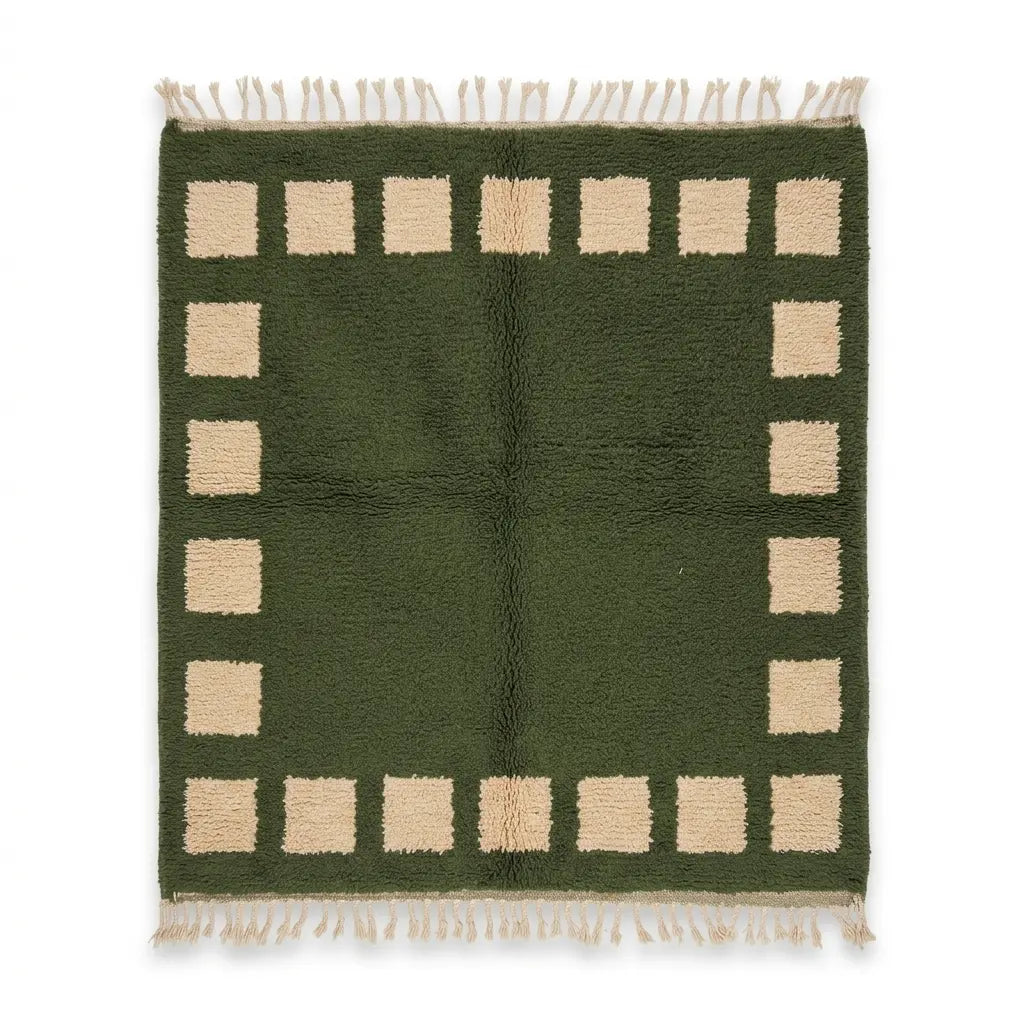 Tapis berbère vert forêt en laine naturelle avec motifs carrés beiges et franges artisanales