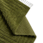 tapis berbère vert olive épais avec texture douce et dos antidérapant, idéal pour salon confortable et décoration moderne