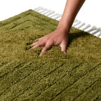 main enfoncée dans tapis berbère vert olive ultra doux à poils longs, mettant en valeur confort premium et qualité supérieure