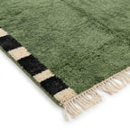 Tapis Berbère vert à poils longs avec bordures noir et beige et franges décoratives, style moderne et confortable pour salon chaleureux