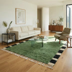 tapis berbère vert design avec franges et motifs géométriques noirs et blancs dans un salon contemporain lumineux avec mobilier scandinave