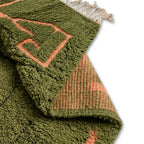 tapis berbère vert et terracotta épais avec dos antidérapant, idéal pour salon ou chambre avec décoration moderne et confortable