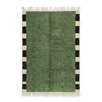 Tapis berbère Mrirt vert forêt avec bordures rayures noir et blanc en laine naturelle