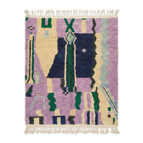 Tapis berbère Azilal coloré en laine violette et verte avec motifs géométriques abstraits et franges blanches, tissé main au Maroc.