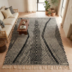 Vue du dessus tapis berbère noir et blanc à motifs rayures géométriques, style contemporain et design