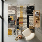 Vue du dessus tapis berbère motifs abstraits noir beige jaune, style bohème chic pour intérieur design