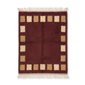 Tapis berbère Mrirt en laine bordeaux motif damier beige et ocre, tissé main, style minimaliste chic.