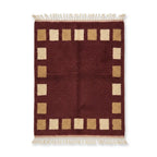 Tapis berbère Mrirt en laine bordeaux motif damier beige et ocre, tissé main, style minimaliste chic.